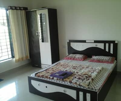 https://imgcld.yatra.com/ytimages/image/upload/t_hotel_yatra_city_desktop/v1459768484/Domestic Hotels/Hotels_Mahabaleshwar/Prashant Cottage/Bedroom_1.jpg